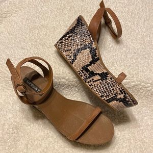 Shoemint women’s faux snake skin wedge sandals size 7.5